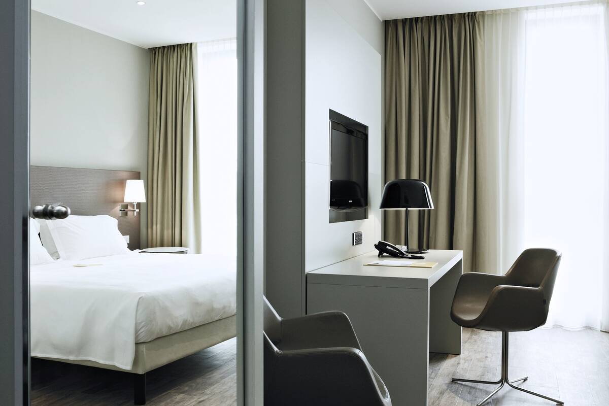 family room | 1 bedroom, in-room safe, desk, blackout curtains