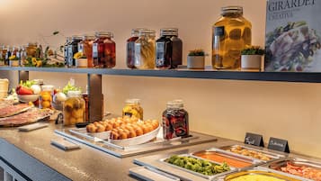 Un bufé con diferentes alimentos y salsas.