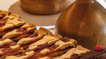 Forskellige desserter på en træbakke.