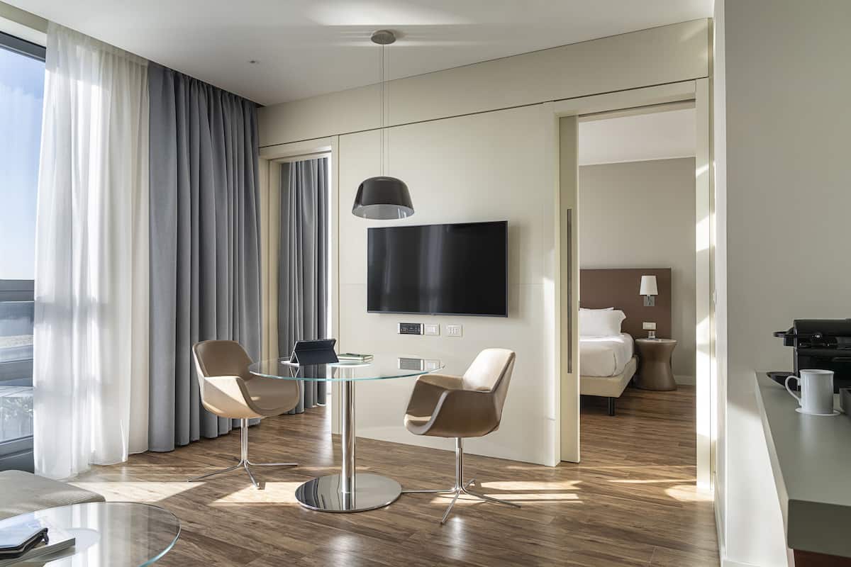Suite | 1 bedroom, in-room safe, desk, blackout curtains