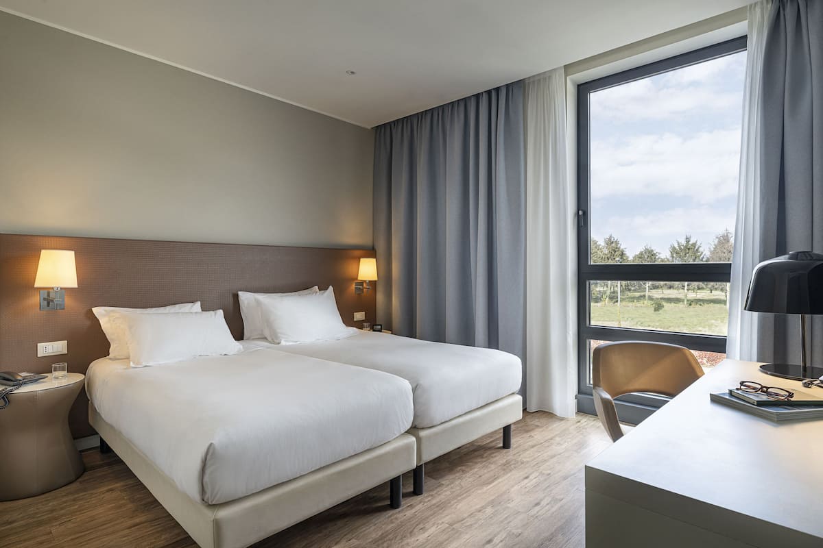 Classic Room | 1 bedroom, in-room safe, desk, blackout curtains