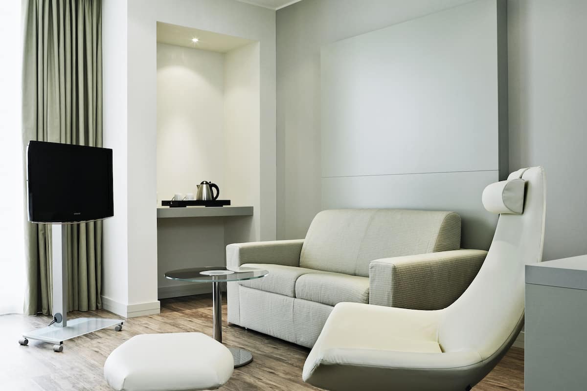 junior room | 1 bedroom, in-room safe, desk, blackout curtains