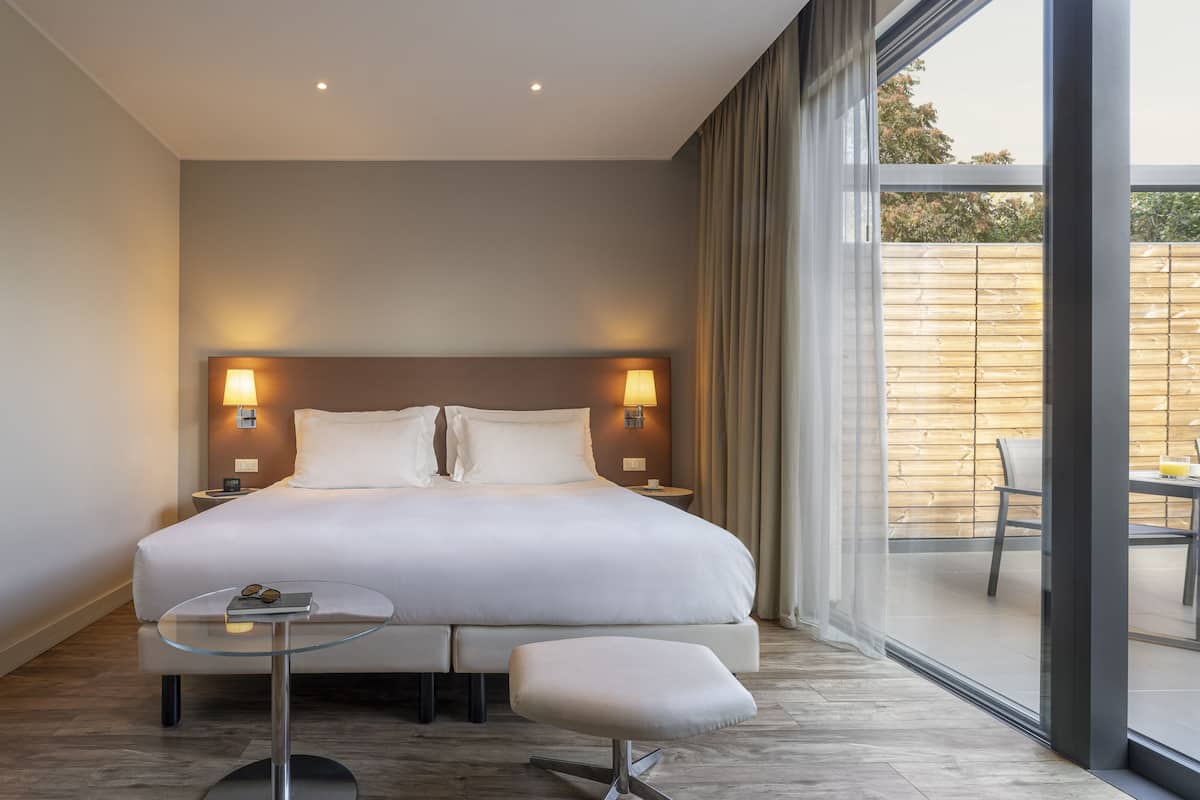 junior room | 1 bedroom, in-room safe, desk, blackout curtains