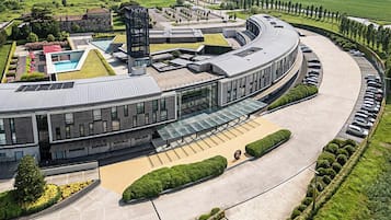 Außenpool, geöffnet von 08:00 Uhr bis 19:00 Uhr, Sonnenschirme