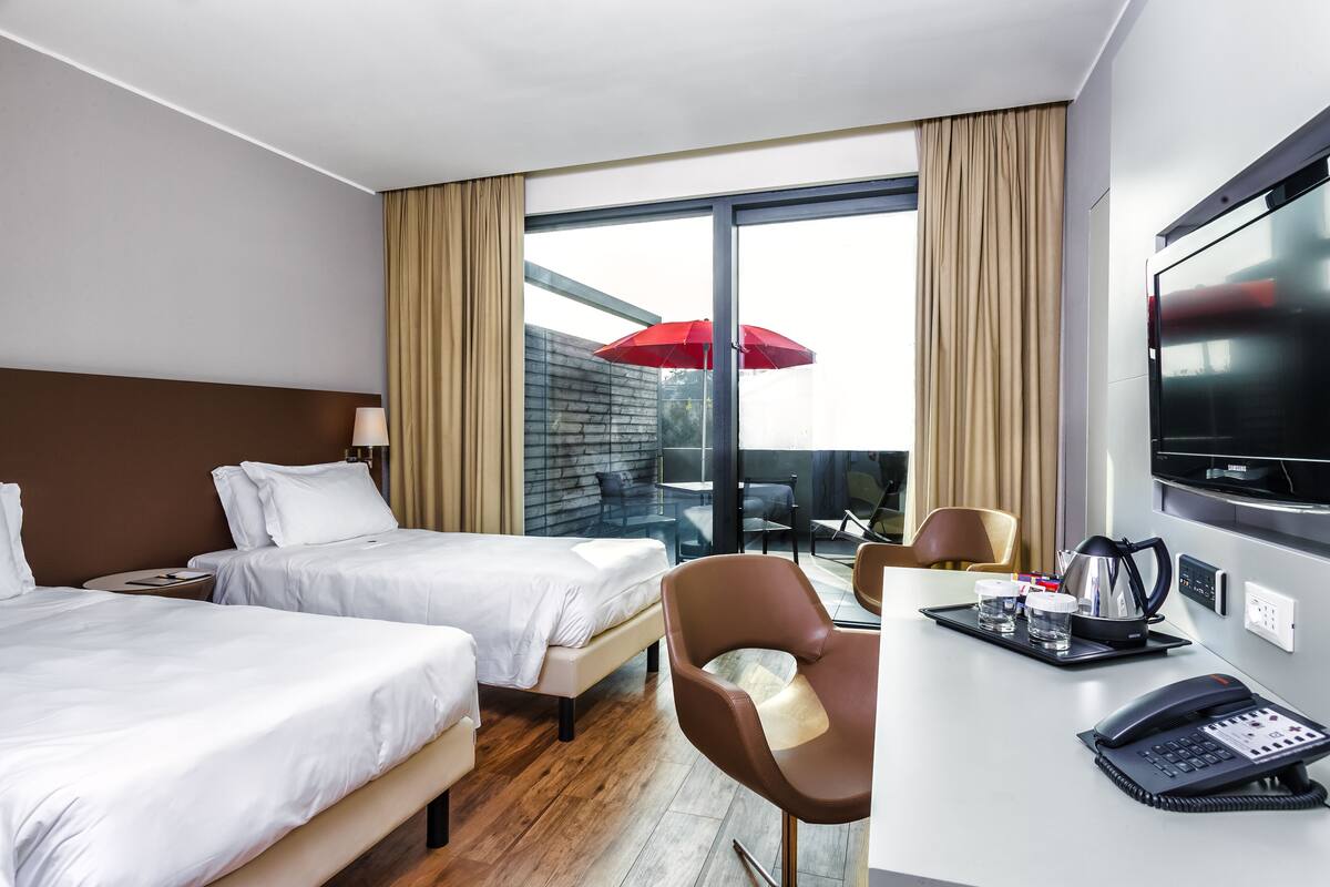 Rom – deluxe (Twin Deluxe Room with Terrace) | Safe på rommet, skrivebord, blendingsgardiner og lydisolert