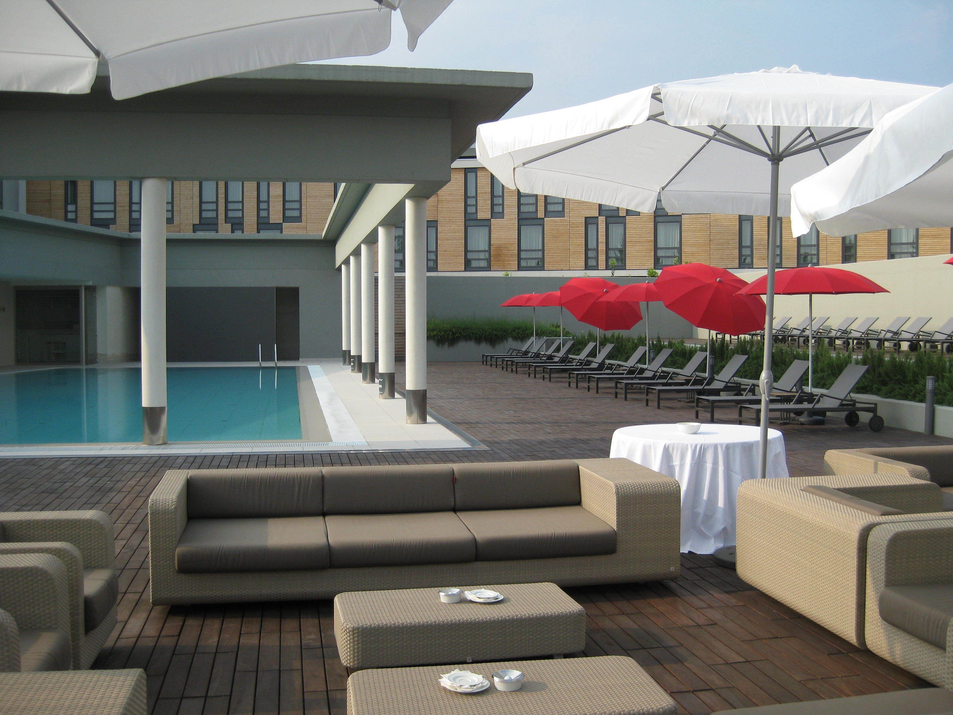 outdoor pool, open 8:00 am to 7:00 pm, pool umbrellas