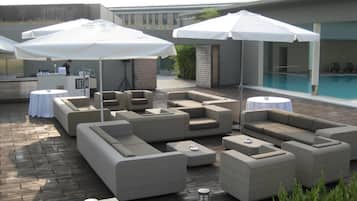 Una piscina al aire libre, sombrillas