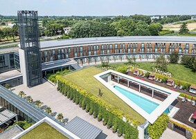 Una piscina al aire libre, sombrillas