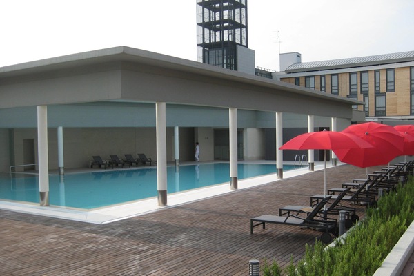 Outdoor pool, open 8:00 AM to 7:00 PM, pool umbrellas