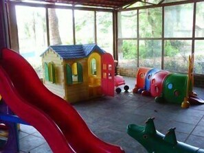 Tempat bermain anak – indoor
