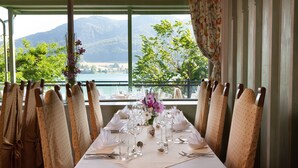 A dining table set for a meal with a view of mountains and a lake. - Seewinkel (Fuschl am See)