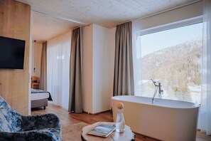 Superior suite, 1 queensize bed met slaapbank, uitzicht op bergen | Woonruimte | Flatscreentelevisie en een open haard