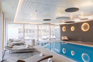 Una piscina cubierta