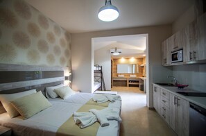 Junior Studio Suite | Egyptian cotton sheets, premium bedding, pillow-top beds, in-room safe - Paradise Apartments (Zakynthos)