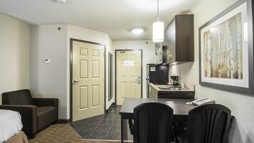 Standard Room, 1 Queen Bed, Non Smoking | Pillowtop beds, in-room safe, desk, iron/ironing board