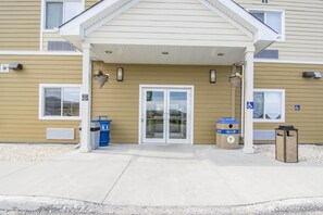 Property entrance - Quality Inn & Suites Thompson (Thompson)
