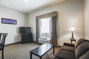 Executive Suite, 1 King Bed with Sofa bed | Living room - Quality Inn & Suites Thompson (Thompson)