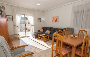 Apartment, 3 Schlafzimmer, Balkon, eingeschränkter Meerblick | Wohnzimmer | Flachbildfernseher