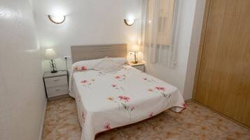 Een strijkplank/strijkijzer, gratis wifi, beddengoed