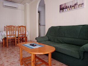 Apartment, 1 Schlafzimmer, Erdgeschoss (2 guests) | Wohnbereich | Flachbildfernseher
