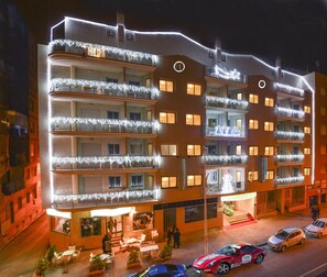 Front of property – evening/night - Apartamentos Turísticos Fresno (Torrevieja)