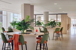 Serveert ontbijt, diner, internationale gerechten, zeezicht 