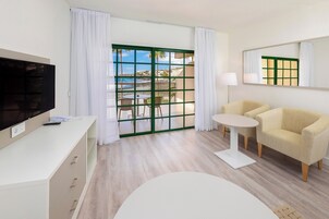 Escritorio, cortinas blackout, cunas gratuitas y wifi gratis 