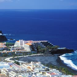 Ubicación a pie de playa y arena negra