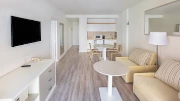 KylskÄp, mikrovÄgsugn, kaffe- och tebryggare och grytor/köksredskap