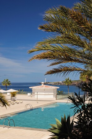 Outdoor pool, pool umbrellas, pool loungers - Apartments La Palma Affiliated by Meliá (Los Llanos de Aridane)