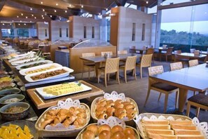 Petit déjeuner et dîner servis sur place