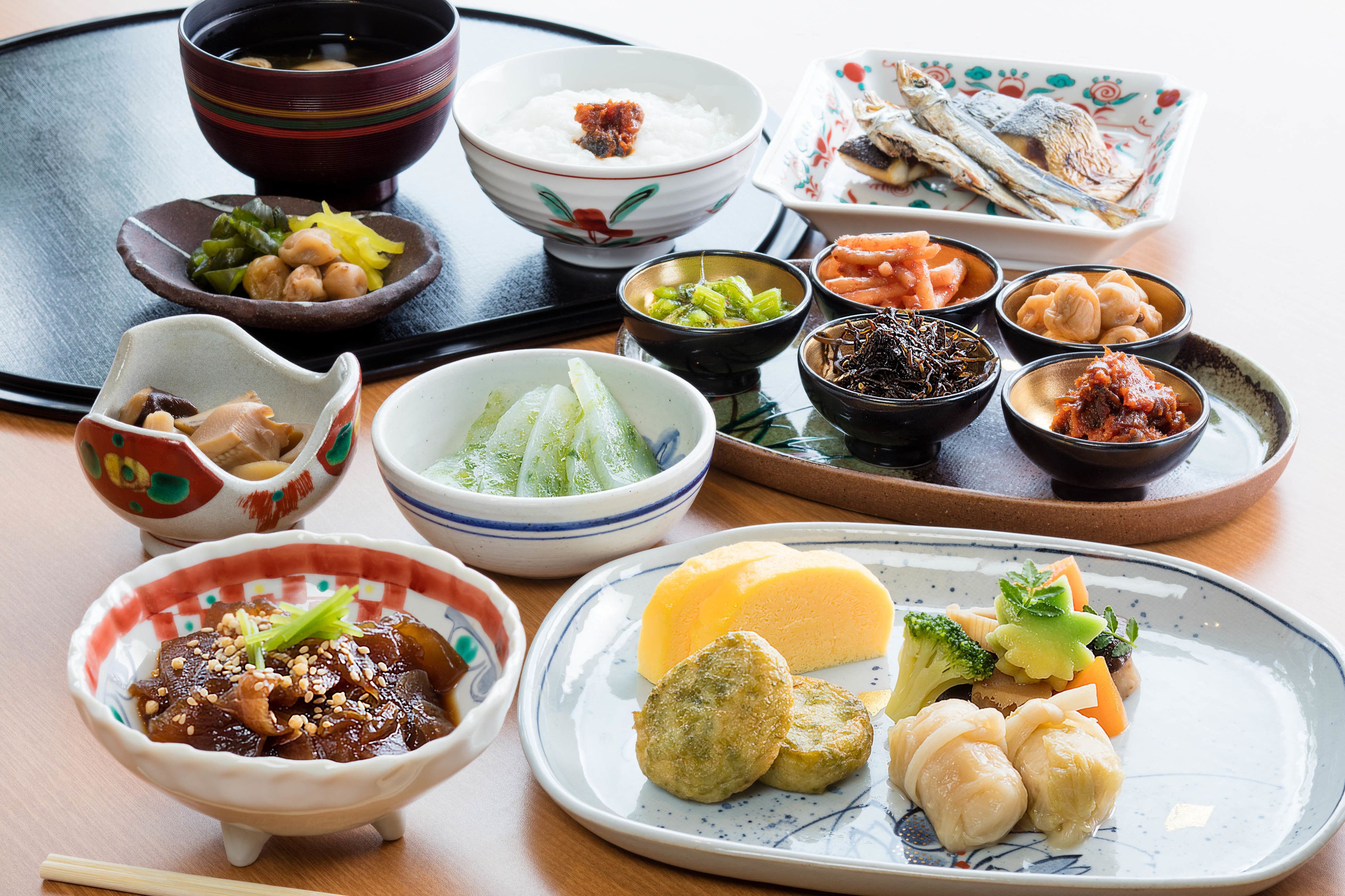 Una variedad de platos tradicionales japoneses dispuestos en una bandeja.