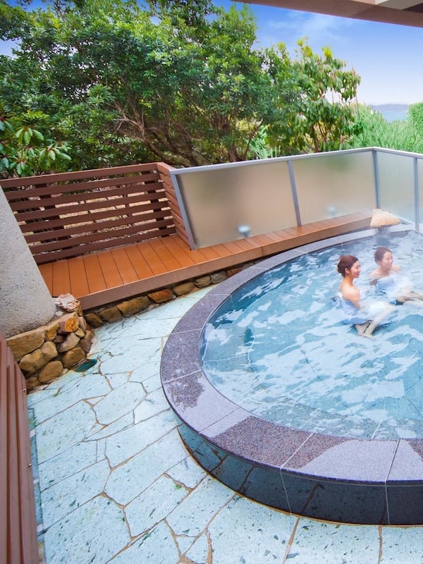 Hot springs/mineral springs, body treatments, aromatherapy, facials