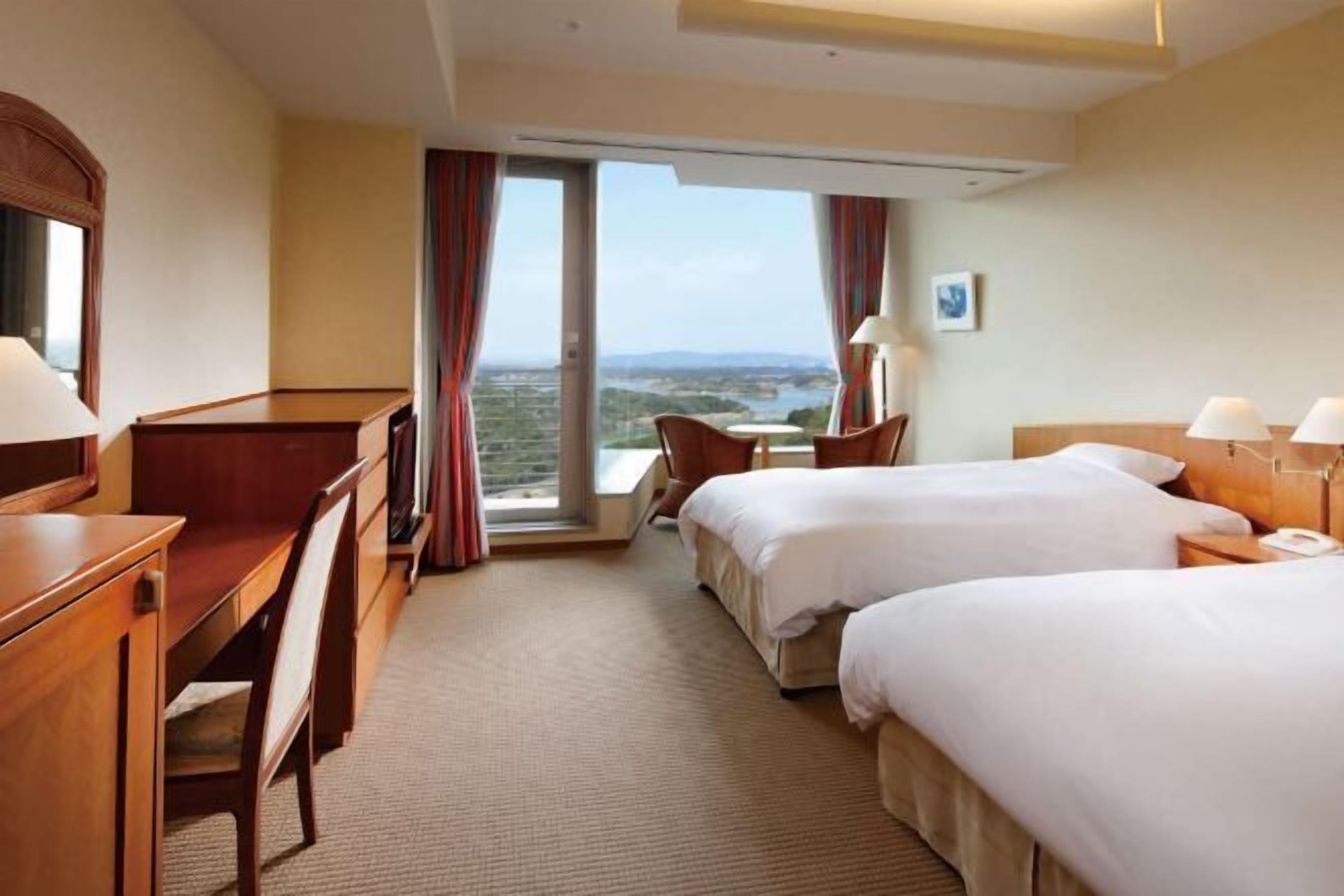 Een kluis op de kamer, een bureau, een laptopwerkplek