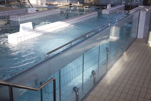 Piscine intérieure, piscine extérieure en saison