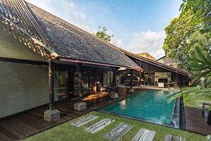 A modern house with a swimming pool, covered outdoor seating, and a patio area. - Ametis Villas (Canggu)