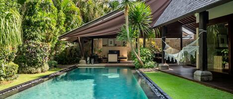 Piscina a l'aire lliure i gandules