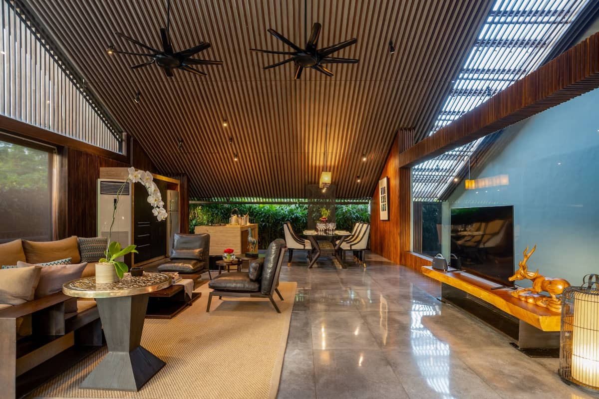 60-inch Smart TV with satellite channels, TV, fireplace