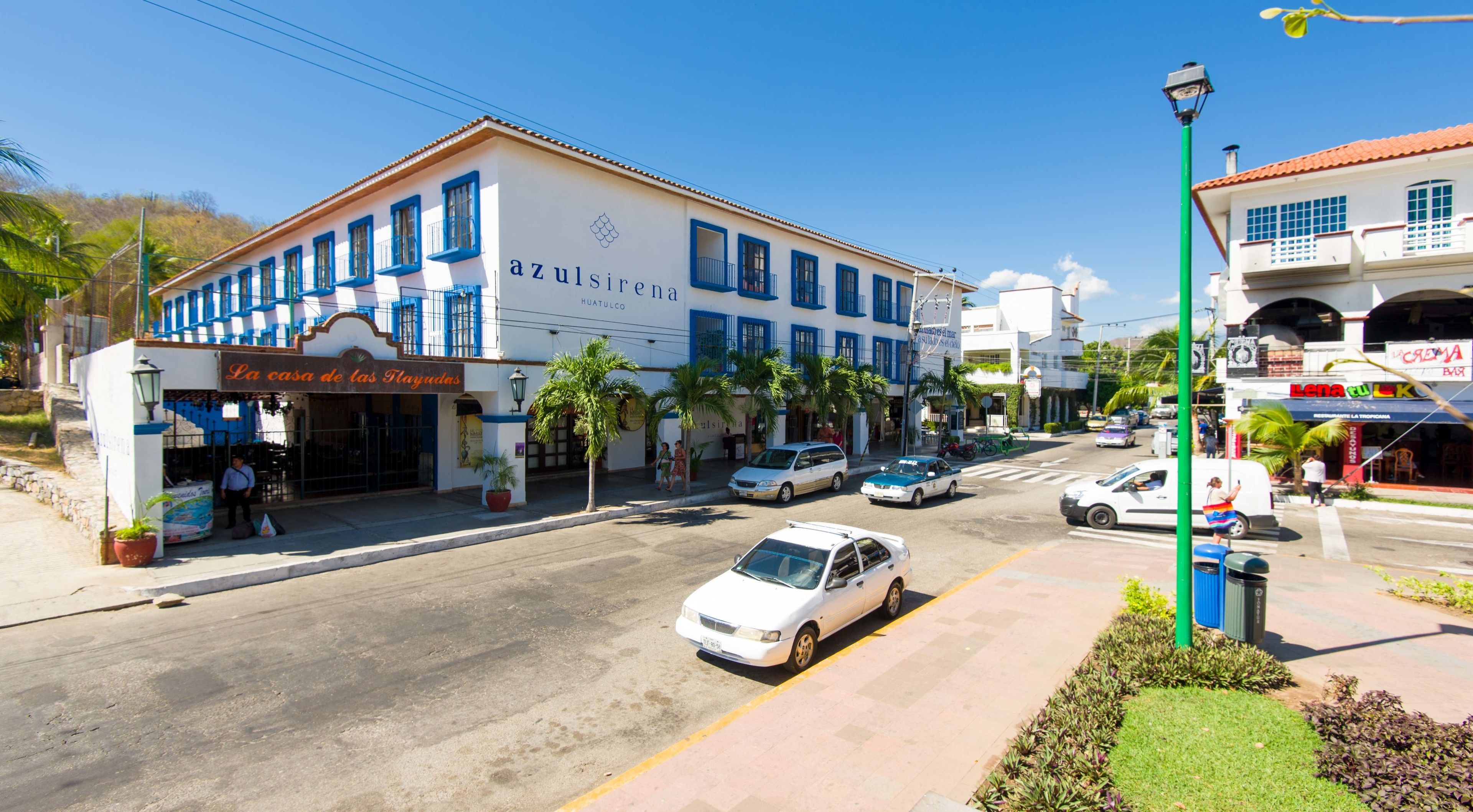 Un edificio con un letrero que dice "azul sirena" y otro letrero que dice "La casa de las Playudes".