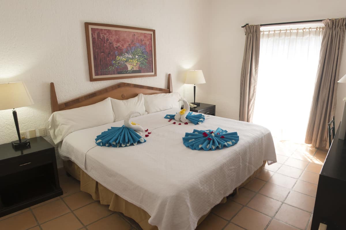Standard Room, 1 King Bed | Premium bedding, down comforters, memory foam beds, in-room safe
