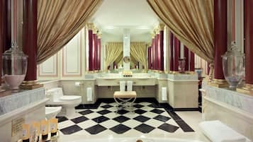 Suite – royal | Bad | Designertoalettartikler, hårføner, badekåper og tøfler