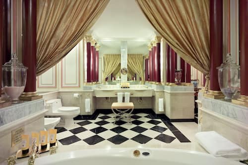 Suite Royal | Baño | Amenidades de baño de diseñador, secadora de cabello, batas, pantuflas