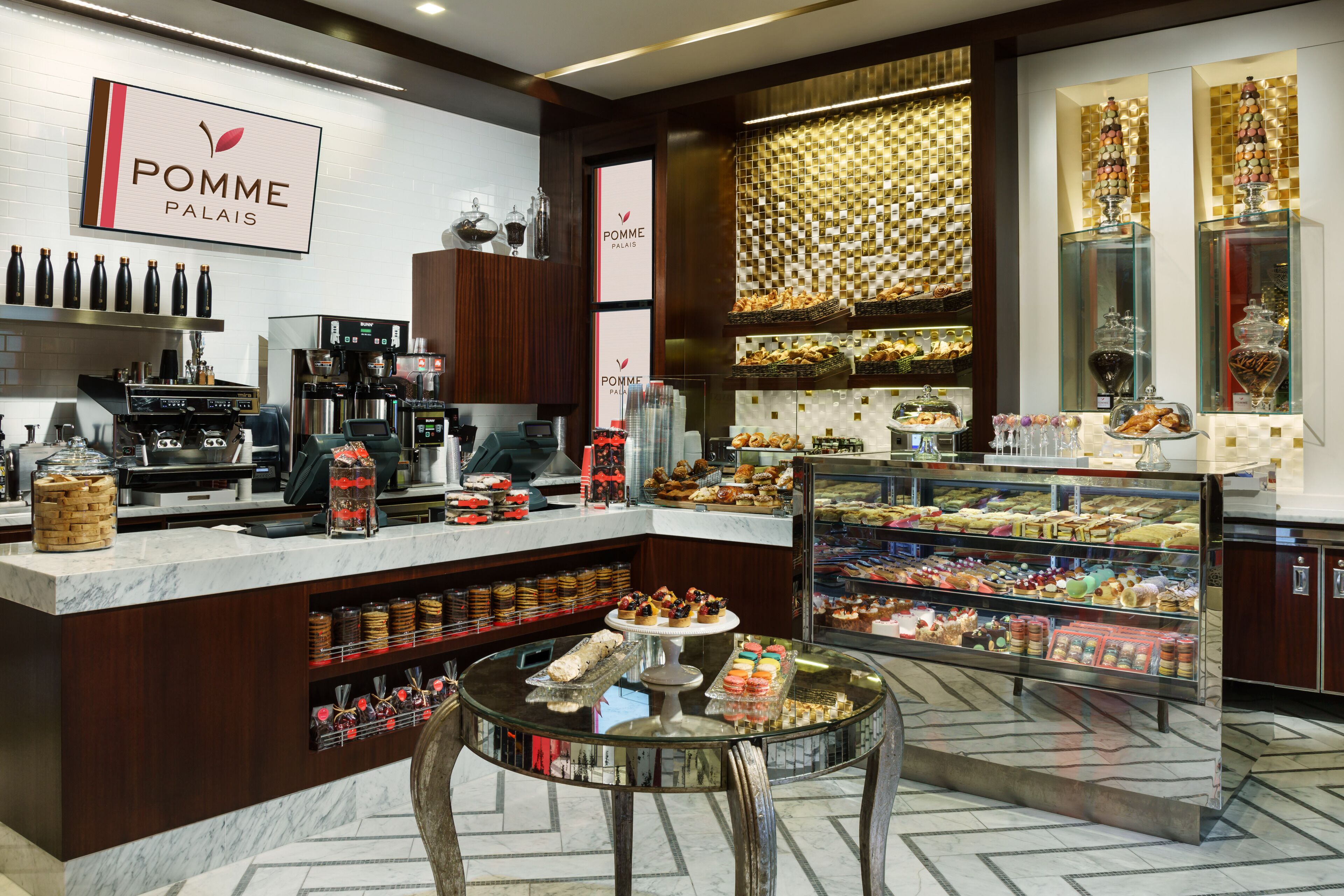 Un comptoir de boulangerie avec des pâtisseries et une machine à café.