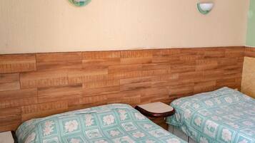 Standaard kamer, 2 tweepersoonsbedden | Luxe beddengoed, donsdekens, verduisterende gordijnen, gratis wifi