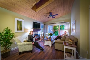 Cottage Supérieur | Salle de séjour | Télévision, cheminée, lecteur de DVD