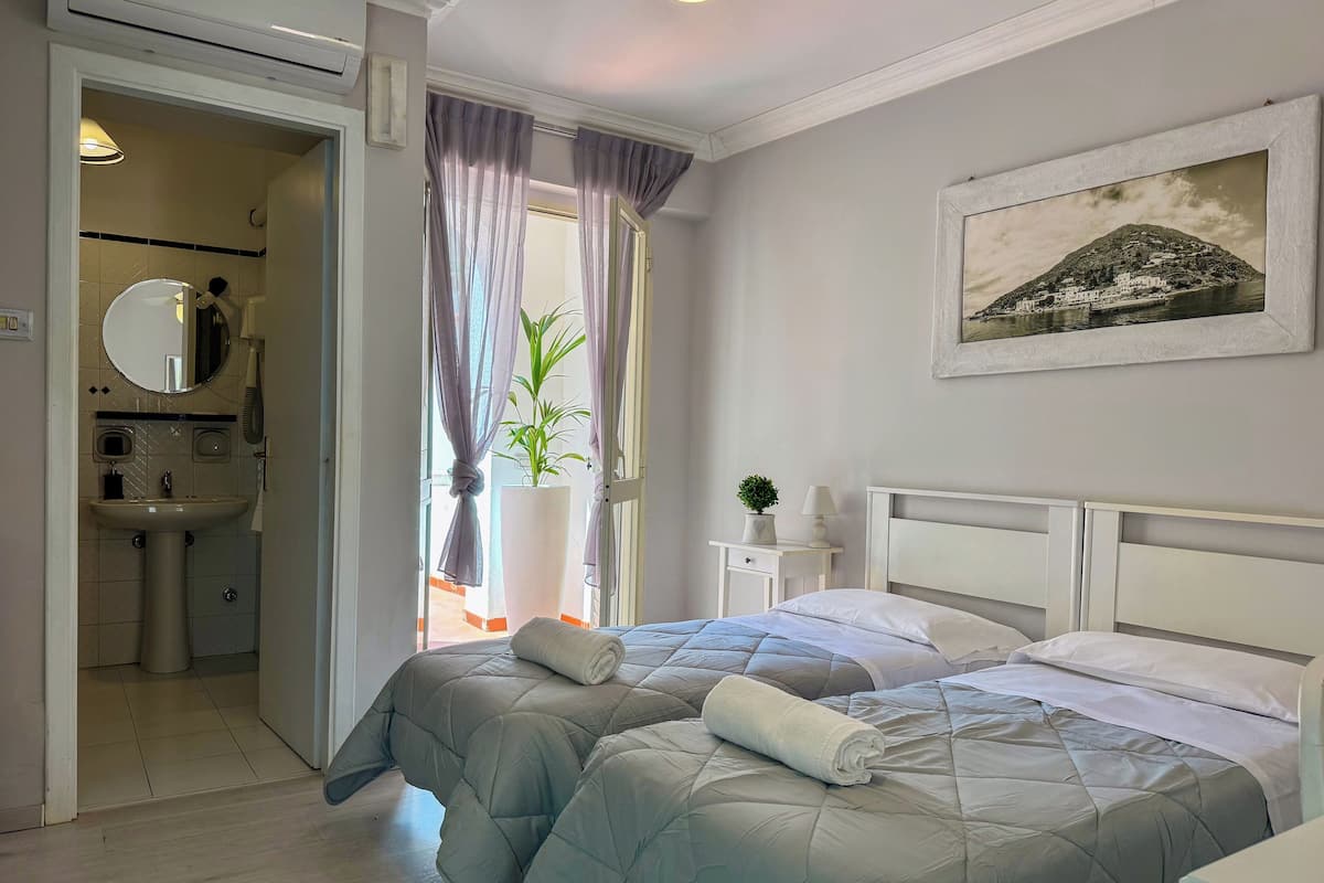 Schreibtisch, schallisolierte Zimmer, Babybetten, kostenloses WLAN