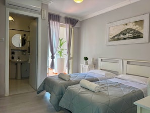 Escrivaninha, quartos à prova de som, berços (sobretaxa)