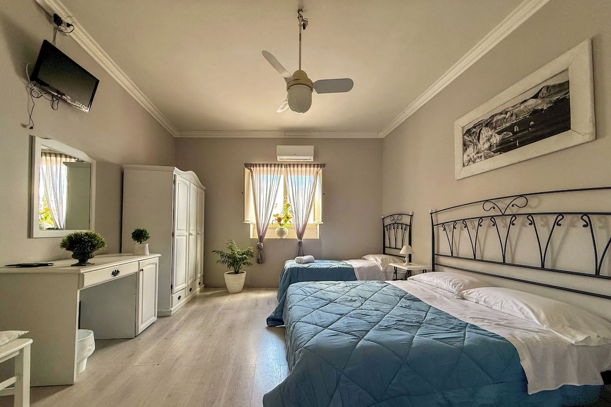 Familien-Vierbettzimmer | Schreibtisch, schallisolierte Zimmer, Babybetten, kostenloses WLAN