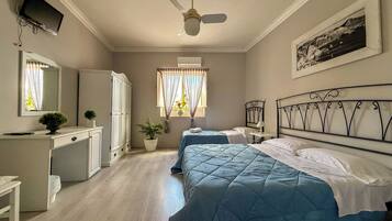 Family Quadruple Room | Desk, soundproofing, cribs/infant beds, free WiFi