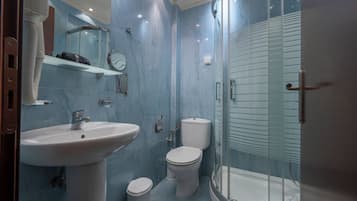 Ducha, artículos de tocador gratuitos, secador de pelo, toallas
